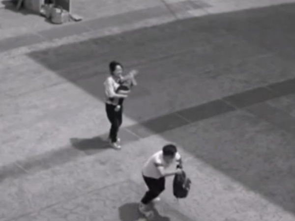 【感動(dòng)】高清視頻監(jiān)控系統(tǒng)拍下獨(dú)臂人見(jiàn)義勇為的一幕