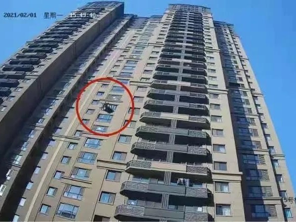 【驚心】25斤椅子從天而降，所幸有高空拋物視頻監(jiān)控系統(tǒng)