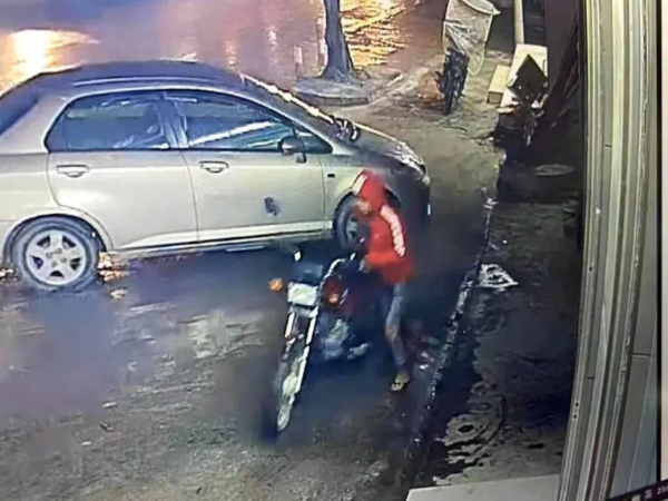 男子偷車全過程被路邊視頻監(jiān)控系統(tǒng)拍下，防盜意識還是要加強啊