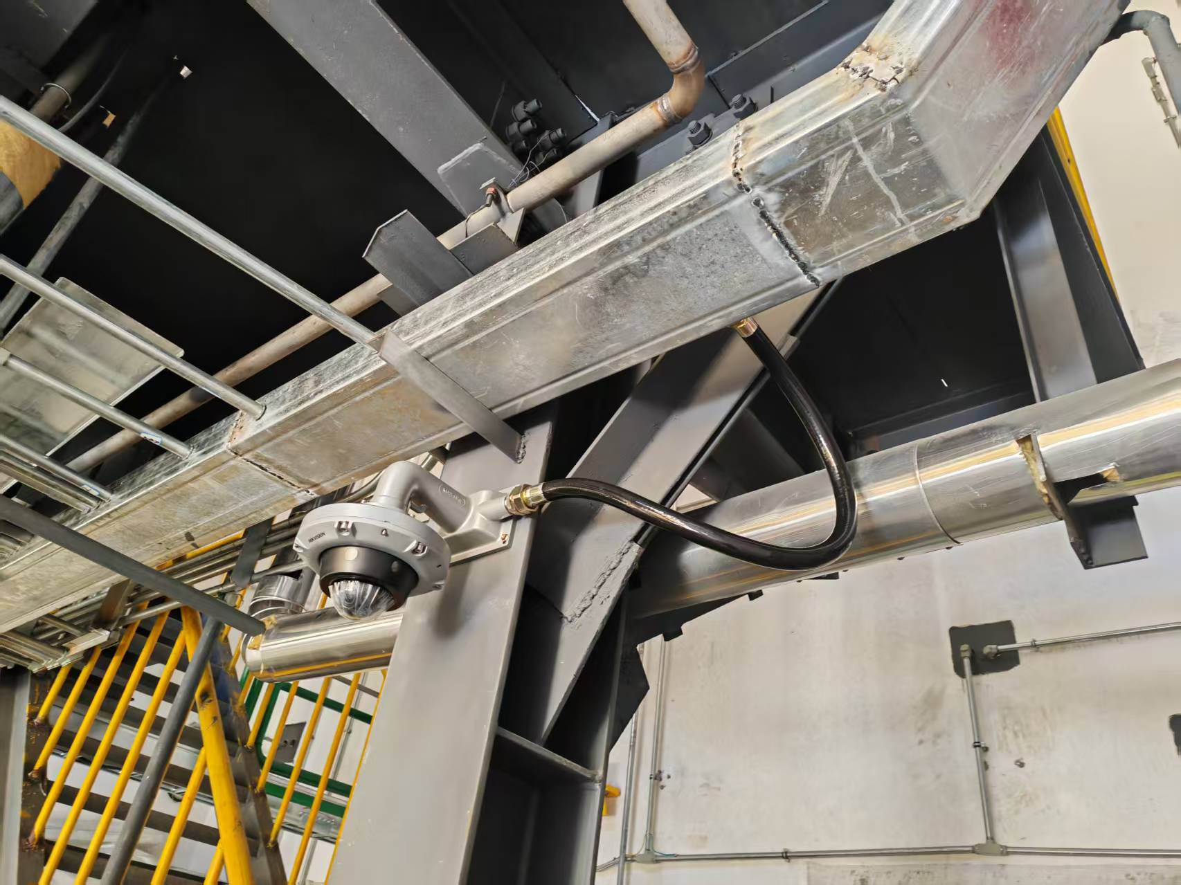 安裝防爆監(jiān)控?cái)z像頭