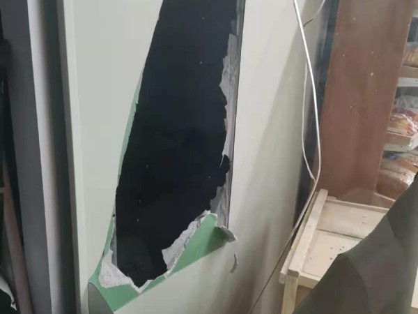 小偷砸開石膏墻鉆進(jìn)店里偷竊，多虧有AI智能視頻監(jiān)控系統(tǒng)！