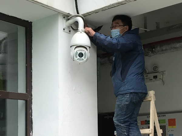 專業(yè)問(wèn)題交給專業(yè)人士解決，西安監(jiān)控?cái)z像頭維修就找鑫安安防！